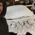 “Suca day ” a Milano, la iena Cristiano Pasca lancia l’hashtag sulla neve. di Elisa Martorana