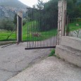 Il cancello di ingresso della riserva di Monte Catalfano lato via Perez, da alcuni giorni è stato divelto da ignoti 