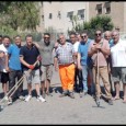 FICARAZZI: Amministratori comunali e semplici cittadini ripuliscono le aiuole della Casa Comunale Ripulite aiuole casa comunale.