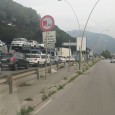 lunghe code di auto e mezzi pesanti