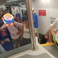 Ragazzi ammassati all'interno del treno ed alcuni anche senza mascherina.