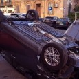 I due giovani a bordo dell'auto sono rimasti feriti
