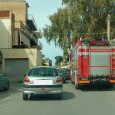Problemi per l'autista della scala mobile che ha dovuto fare diverse manovre per entrare nella strada.