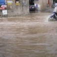 Da questa mattina piove senza fermarsi un attimo su ficarazzi e quello che molti scongiuravano è successo per l’ennesima volta.  Infatti anche oggi saltano i tombini all’incrocio sulla s.s. 113. Si proprio il famoso incrocio...