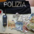 All’interno dell’involucro, chiuso con del nastro adesivo,  sono state rinvenute 33 dosi confezionate