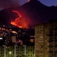 Continua lo scempio serale su monte Cuccio, rilievo ad Ovest di Palermo, in fiamme da 48 ore. Alle ore 22:00 in città si registrano ancora temperature altissime, +35°C, che alimentano le fiamme,sempre più...