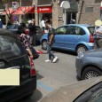 L'uomo è rimasto ferito a causa dell'impatto con i vetri del parabrezza. Panico in strada tra i passanti