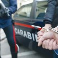 Un giovane si è tirato giù il costume e ha iniziato a masturbarsi in spiaggia davanti a due ragazzine e diversi bagnanti.