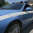 Aggredisce i poliziotti a calci e pugni.