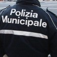 Giro di vite della polizia municipale sul volantinaggio pubblicitario. Multate dieci attività commerciali per pubblicità abusiva.