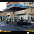 Tragedia sfiorata in Via Pomara a Palermo nei dello svincolo di Villabate. Una Citroen C1 perde il controllo per cause ancora da accertare, e si schianta contro una colonnina di un distributore di benzina IP....