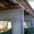 E’ ancora vivo dopo il volo da un ponte  senza paratie, che si trova sulla litoranea tra Ficarazzi e Aspra. L’ex moglie di 58 anni, al culmine di una lite, ha spinto il...