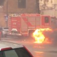 Ore 16,45 le fiamme avvolgono sotto la pioggia, una Smart in piazza Virgilio a Palermo, sul luogo la polizia municipale e i vigili del fuoco che in pochi minuti hanno domato le fiamme....