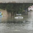 E’ stato necessario l’ intervento dei Vigili del Fuoco, per cercare di liberare il conducente di una Daewoo Matiz, praticamente sommersa dall’acqua. Fortunatamente il conducente della vettura è riusciio a mettersi in salvo e...