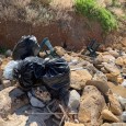 Sedie e spazzatura abbandonata in spiaggia