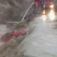 TORRENTE IN PIENA A NOTO TRAVOLGE AUTO CON 7 PERSONE. er il maltempo, all’alba di questa mattina, intorno alle quattro, tre persone hanno perso la vita a Noto, in provincia di Siracusa. Tra le vittime anche una bambina di sette anni. Le precipitazioni delle...