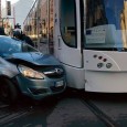 Scontro in città auto contro un tram...... a sole due settimane dall'entrata in funzione.
